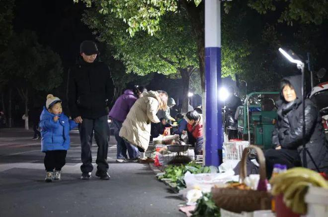 这个县城创造罚款收入下降“奇迹”开元ky棋牌政府大楼旁可以摆摊(图4)