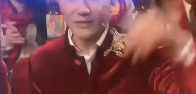 ！导播的镜头黄轩的嘴川剧演员的头饰开元棋牌网站2025年春晚失误场面(图4)