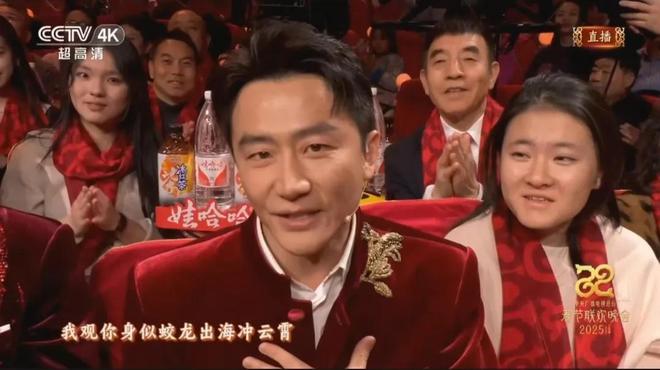 ！导播的镜头黄轩的嘴川剧演员的头饰开元棋牌网站2025年春晚失误场面(图7)